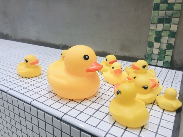 タイルに置かれたあひるのおもちゃ