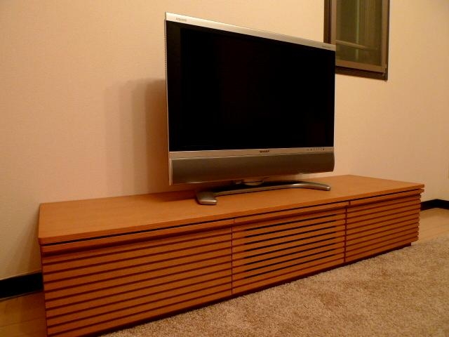 木製テレビ台とテレビ