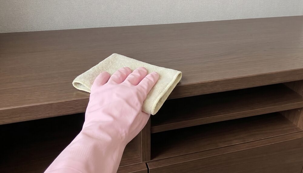 テレビ台を布で拭く様子
