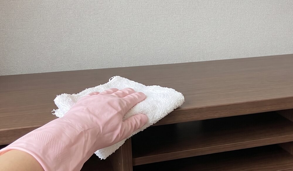 エタノールでテレビ台を拭く様子