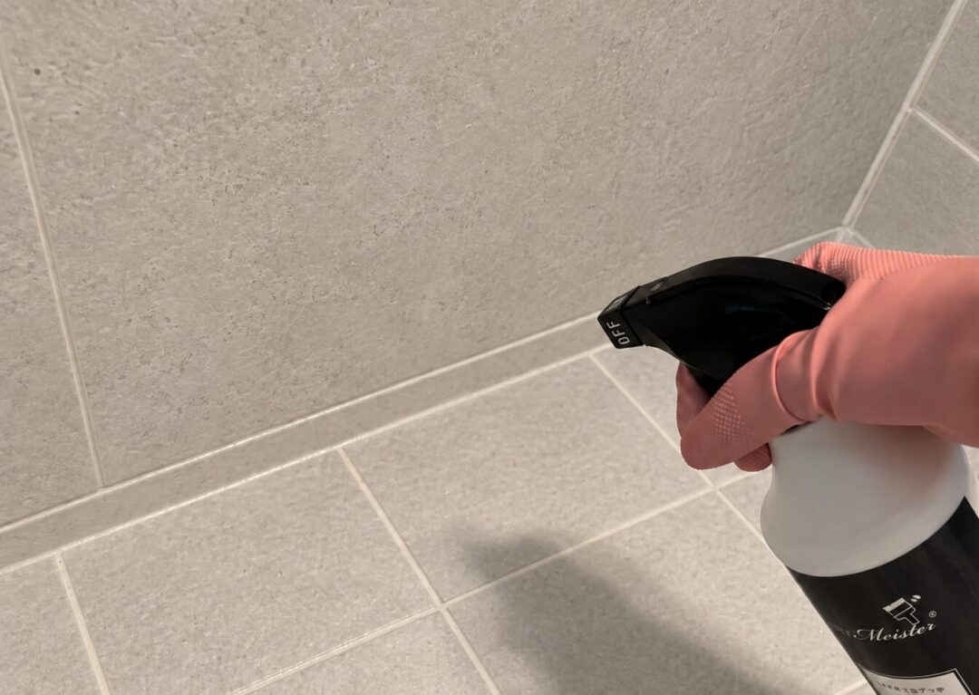 モルタル壁にカビ取り剤を塗布する